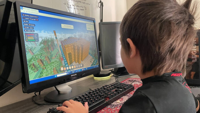 圖片來源：Laura Gillis/CBC。Roman Matin said his favourite part of Khalifah is praying at the mosque with the other characters in the game.