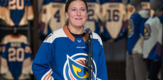 The Vancouver Goldeneyes' Jenn Gardiner is seen with the team's new jersey for the upcoming 2026-27 season on Wednesday. (Hunter Soo/CBC) 圖片來源：Hunter Soo/CBC