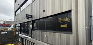 愛民頓Frank’s Community Pub店面或招牌（Edmonton）