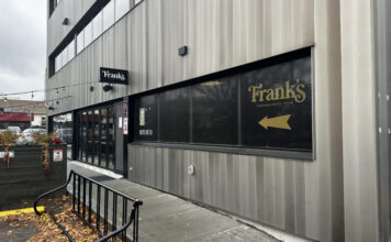 愛民頓Frank’s Community Pub店面或招牌（Edmonton）
