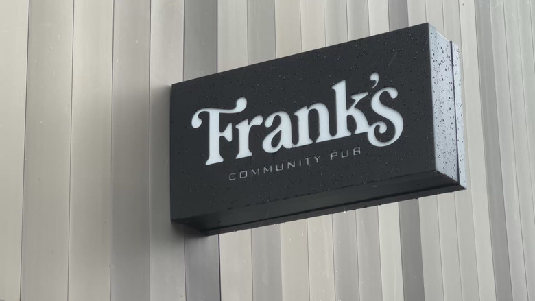 愛民頓Frank’s Community Pub店面或招牌(Edmonton)