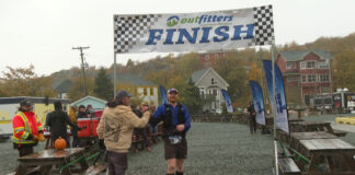 圖片來源：Madison Taylor/CBC。Runner Wayne Walsh was the first person to cross the finish line at this year's ECT 50 Ultramarathon, completing the course in just over five hours.