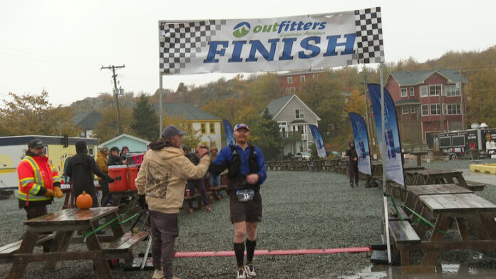 圖片來源：Madison Taylor/CBC。Runner Wayne Walsh was the first person to cross the finish line at this year's ECT 50 Ultramarathon, completing the course in just over five hours.