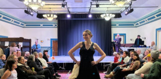 Dawson City二手店時裝表演的模特兒展示服裝。 圖片來源：Hyunjung Kim/CBC。